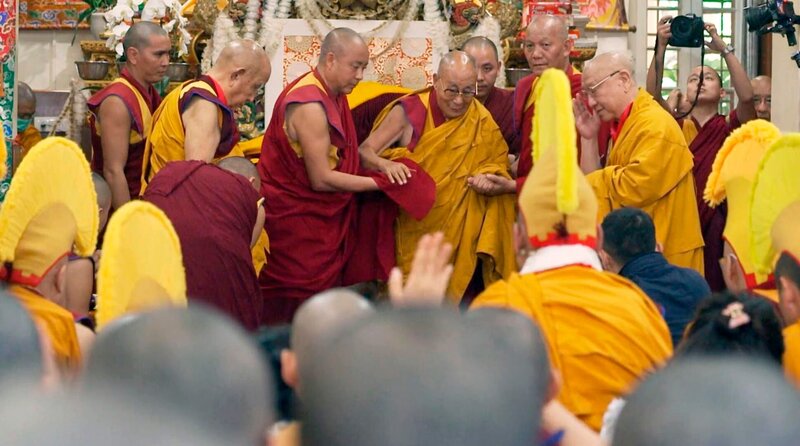 Das Amt seiner Heiligkeit des Dalai Lama im Jahr 2024. – Bild: phoenix/​WDR/​Hardcash Productions