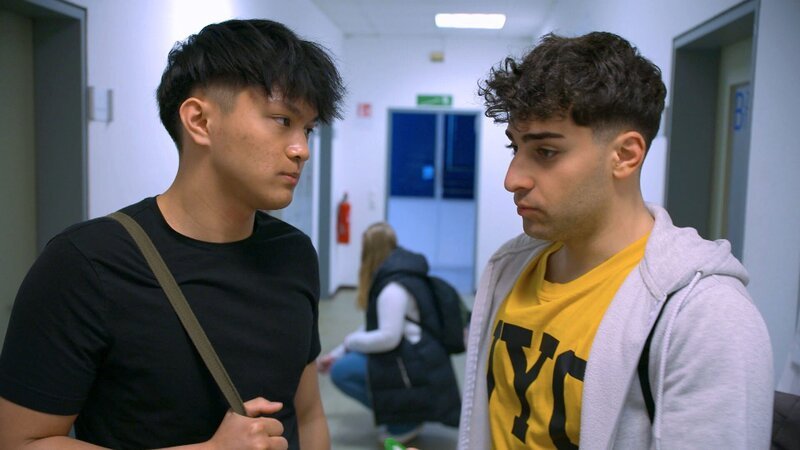 Karim will mit ehrlicher Arbeit Geld für die Reise mit Elias auf die Philippinen verdienen. Doch Elias geht das nicht schnell genug: Heimlich kontaktiert er seine alten Gangsterfreunde. Als er einen Rückzieher macht, wird?s brandgefährlich? – Bild: RTLZWEI
