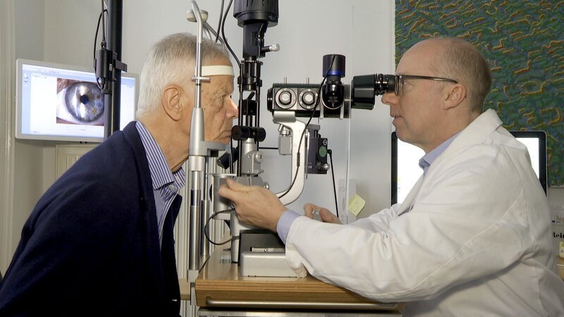 Untersuchung beim Augenarzt. – Bild: BR, ORF / BR/ORF Untersuchung beim Augenarzt. – Bild: BR, ORF / BR/ORF