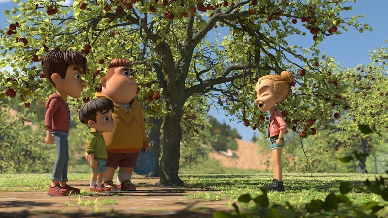 Marie, Hase und Samson haben Kleiner Fuß auf dem Grundstück ihres Vaters entdeckt und beschließen, dass er jetzt ihr Gefangener ist. – Bild: ZDF
