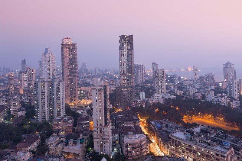 Skyline in Mumbai bei Nacht – Bild: ZDF und robertharding /​ robinson, alex