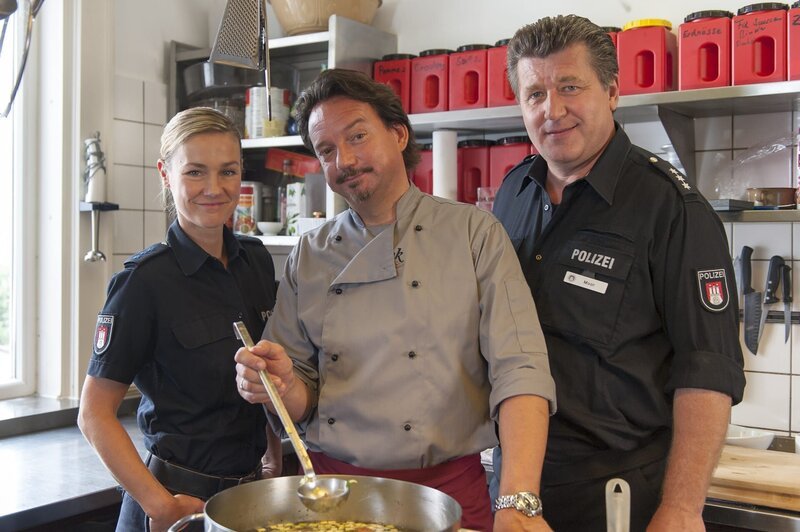 Franzi (Rhea Harder, l.) und Hans (Bruno F. Apitz, r.) befragen den Koch (Kolja Kleeberg, M.) nach dem Einbruch in das Restaurant. – Bild: ZDF und Boris Laewen