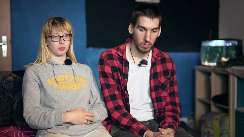 Maik und Jasmin haben derzeit mit ihrer finanziellen Situation zu kämpfen. – Bild: RTLZWEI