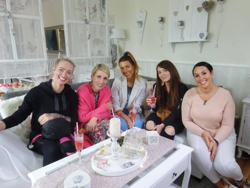 V.l.: Alice M., Stefanie, Alice D., Anja und Kandidatin Mimi – Bild: Mediengruppe RTL