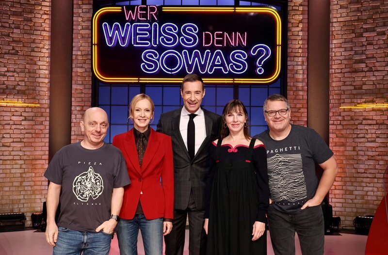 Moderator Kai Pflaume (M.) und seine Rateteam-Kapitäne Bernhard Hoëcker (l.) und Elton (r.) begrüßen in dieser Sendung die Schauspielerin Katja Flint (2.v.l.) und die Schauspielerin Meret Becker (2.v.r.). – Bild: ARD/​Morris Mac Matzen