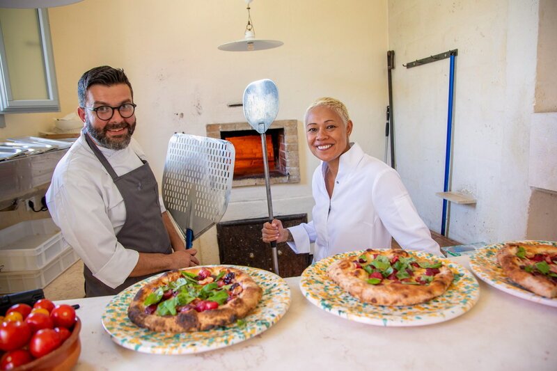 Moderatorin Monica Galetti bereitet mit Chefkoch Rocco Levante im Borgo Egnazia, Italien, Focaccia zu. – Bild: SRF/​BBC Studios