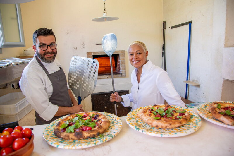 Moderatorin Monica Galetti bereitet mit Chefkoch Rocco Levante im Borgo Egnazia, Italien, Focaccia zu. – Bild: SRF/​BBC Studios