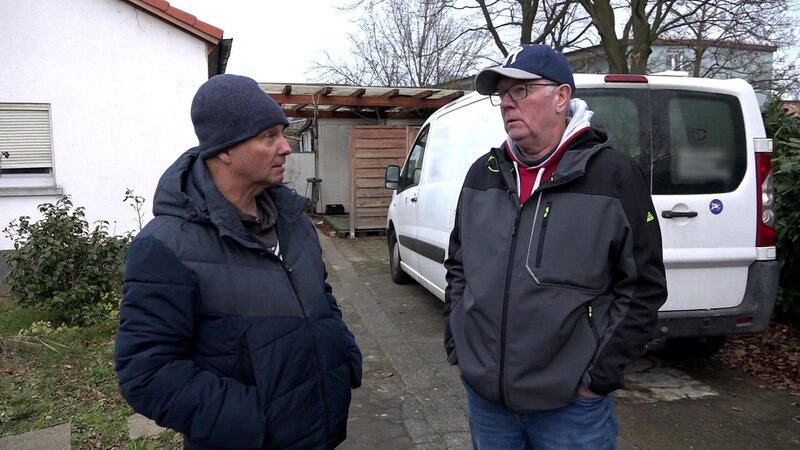 Michael und Lothar müssen ihr Lager im Abrisshaus auflösen. Sie mieten eine Garage, die jedoch nicht als Lager genutzt werden darf, weshalb sie erneut eine Alternative suchen. – Bild: RTLZWEI