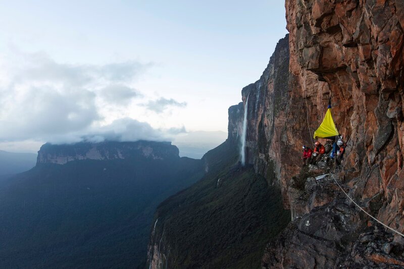 Guyana, Waruma River, Dschungel, Im Camp 8 am Wandfuss des Mount Roraima 2723 m mit der „The Prow“, Stefan Glowacz-Holger Heuber und Kurt Albert biwakieren in der Wand. – Bild: Klaus Fengler /​ MKNS