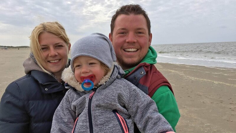 Henrik und Lisa mit Emma Die Verwendung des sendungsbezogenen Materials ist nur mit dem Hinweis und Verlinkung auf TVNOW gestattet. – Bild: TVNOW /​ Tokee Bros.