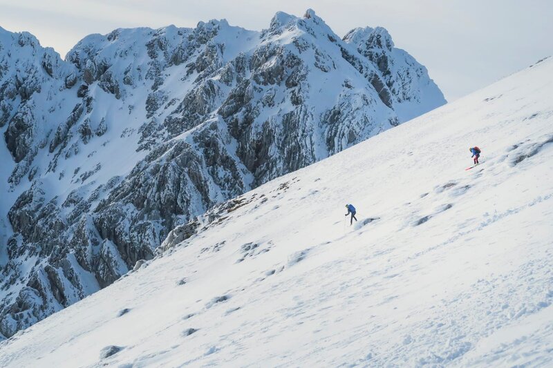 Hannes König & Mario Meisterl bei der Abfahrt der Skitour Grintovec – Bild: ServusTV /​ dreiD.at /​ Bruno Baumann /​ Michael Wohlesser
