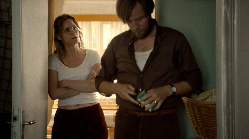 1973 – Birger (Sven Börang) und seine Frau Barbro (Liv Mjönes) haben etwas zu klären. – Bild: ARD Degeto/​SVT 2021/​Repro