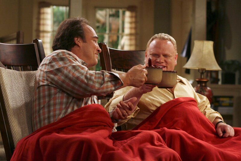 Andy (Larry Joe Campbell, r.), Jim (Jim Belushi, l.) – Bild: Disney /​ © 2013 The Walt Disney Company Germany
