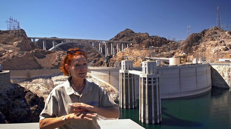 Rose Davis von Amerikas Wasserbehörde am Hoover Dam. – Bild: 3sat