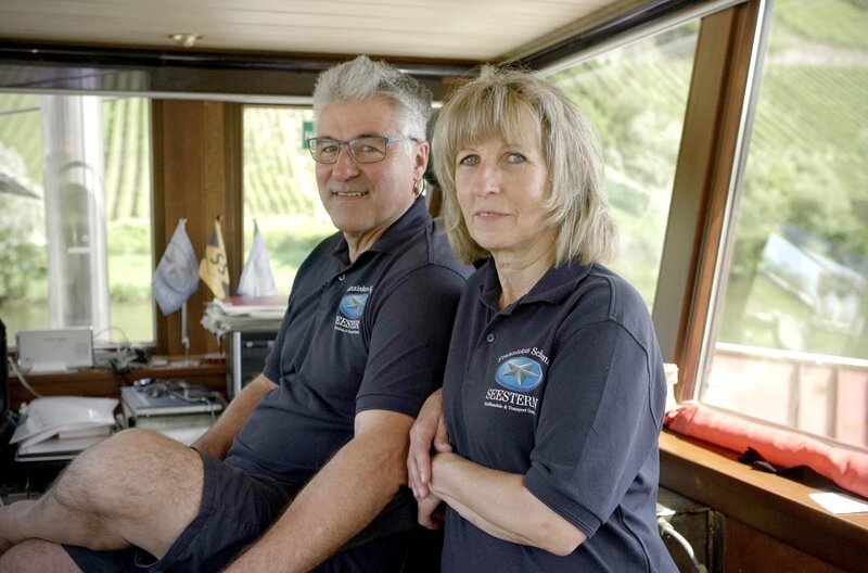 Leben auf dem Wasser: Franz und Sonja Schramm im Steuerhaus der MS Seestern. – Bild: SWR/​Mirko Schernickau