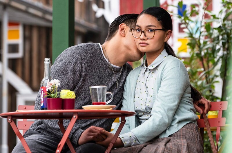 Lien (Nui Nguyen) hat ein schlechtes Gewissen, weil sie Leon (Joel Akgün) nicht die Wahrheit über Hubert sagen kann. – Bild: BR/​Lena Semmelroggen