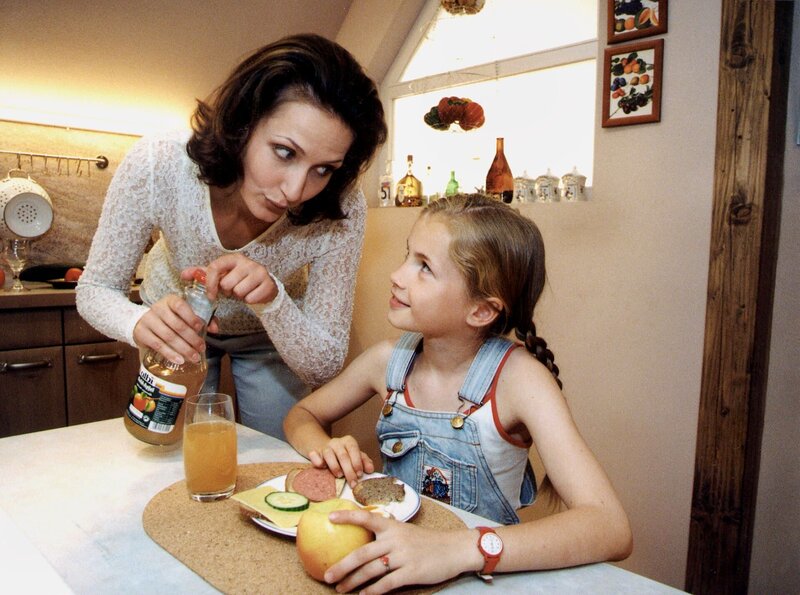 MDR Fernsehen IN ALLER FREUNDSCHAFT FOLGE 6, „Gewichtige Probleme“, am Mittwoch (11.01.12) um 12:30 Uhr. Maria Dietz ( Ina Rudolph) und Franzi Moers (Cornelia Groeschel) beim Frühstück. – Bild: MDR