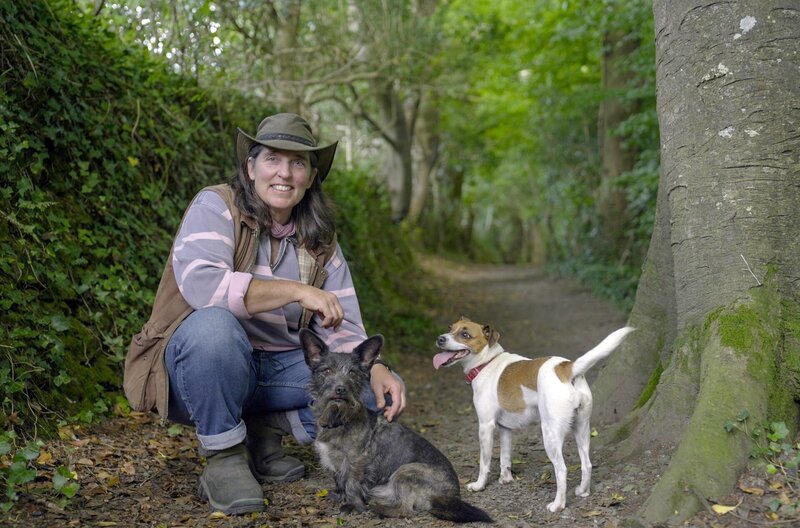 Helen Bowkett ist die einzige Frau in der „Gilde der kornischen Heckenbauer“, die 2002 gegründet wurde, um die Handwerkskunst des traditionellen Heckenbaus an der Lizard-Halbinsel zu retten. – Bild: ZDF /​ Susanne Bohlmann