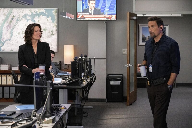 Special Agent in Charge Isobel Castille (Alana De La Garza, l.); Assistant Special Agent in Charge Jubal Valentine (Jeremy Sisto, r.) – Bild: 2022 CBS Broadcasting Inc. All Rights Reserved. /​ David M. Russell Lizenzbild frei