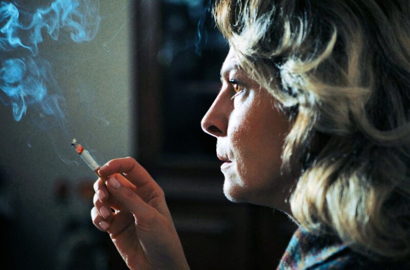 Svetlana (Jasna Ðuričić) weiß, dass ihre Tochter sich in große Gefahr begibt. – Bild: This and That Productions