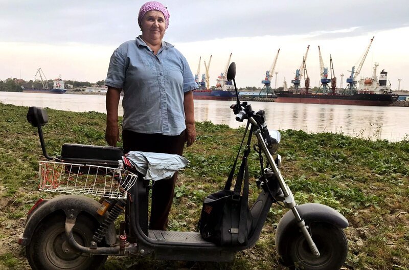 Postbotin Maria Horobet am Donau-Ufer des Dorfes Plauru. – Bild: HR/​MDR/​arte/​Paul Tutsek/​Katrin Molnár