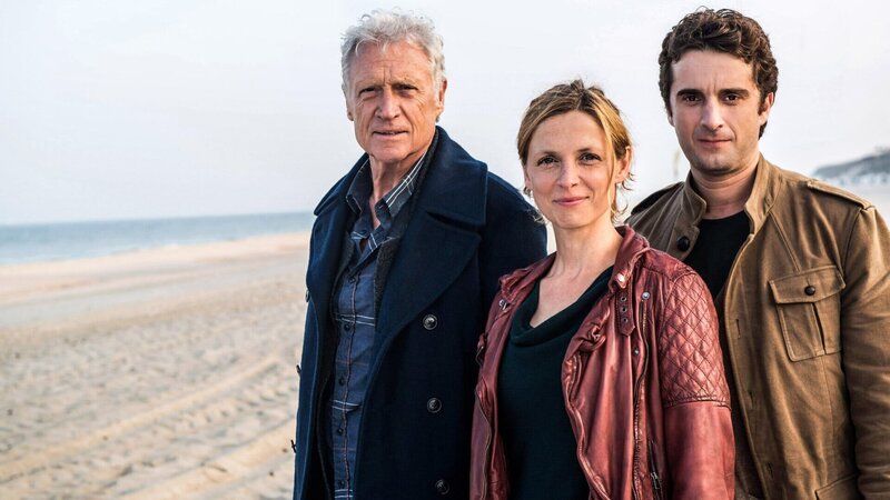 Theo Clüver (Robert Atzorn, l.), Ina Behrendsen (Julia Brendler, M.) und Hinnerk Feldmann (Oliver Wnuk, r.). – Bild: ZDF