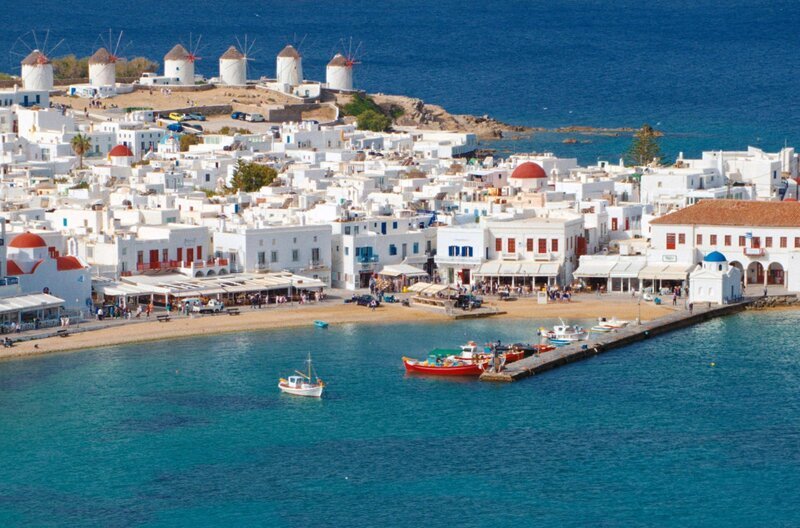 Die weiß getünchten Windmühlen, die auf einem Hügel mit Blick auf Mykonos-Stadt aufgereiht sind, sind das Wahrzeichen der Insel. – Bild: Filmiki/​unafilm
