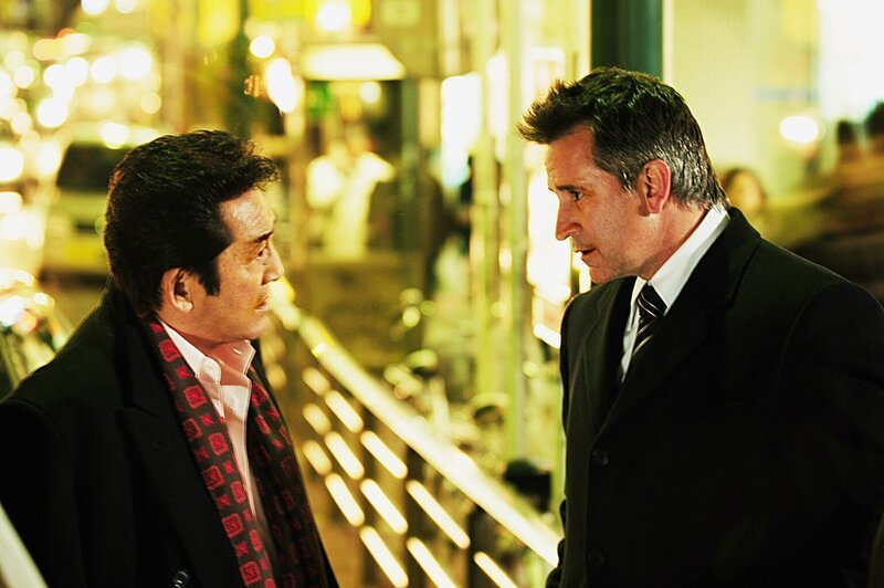 Jack (Anthony LaPaglia, r.) ist auf der Suche nach einem Vergewaltiger, doch hat Asakawa (Hiroki Matsukata, l.) etwas damit zu tun? – Bild: Super RTL