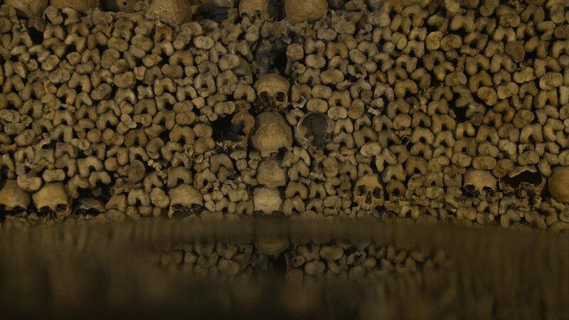 In den Katakomben liegen die Gebeine von etwa sechs Millionen Pariser Bürgern, welche ab 1785 von den umliegenden Friedhöfen in den Untergrund überführt wurden. – Bild: ZDF