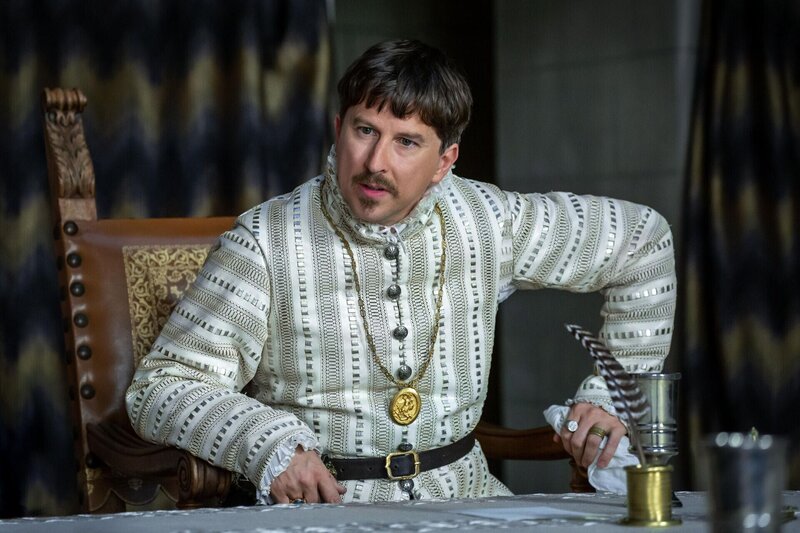 Heinrich (Lee Ingleby) – Bild: MMXXII Lions Gate Televison inc. /​ 2021 Starz Entertainment, LLC. /​ Shanna Besson