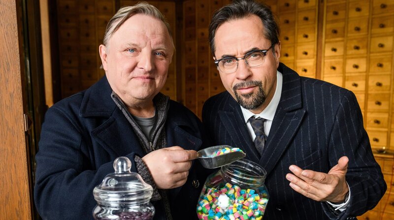 Der Duft von Lakritz: Kommissar Frank Thiel (Axel Prahl, links) und Prof. Karl-Friedrich Boerne (Jan Josef Liefers, rechts) in der traditionellen Münsteraner Lakritz-Manufaktur Maltritz. – Bild: NDR/​WDR/​Willi Weber
