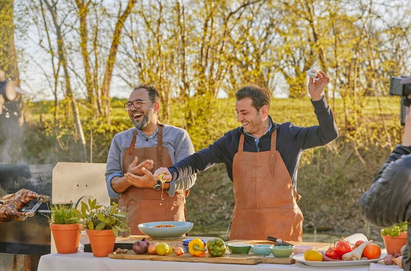Die Grillsaison ist auf Hochtouren: Ali Güngörmüş (rechts) und Adnan Maral packen die Grillzange und die Schürze aus – und los geht’s! Weiteres Bildmaterial finden Sie unter www.br-foto.de. – Bild: BR/​Yalla Productions GmbH/​Marian Mok