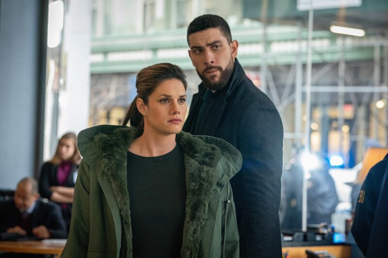 Special Agent Maggie Bell (Missy Peregrym, l.); Special Agent Omar Adom ‚OA‘ Zidan (Zeeko Zaki, r.) – Bild: 2019 CBS Broadcasting, Inc. All Rights Reserved. /​ Michael Parmelee Lizenzbild frei