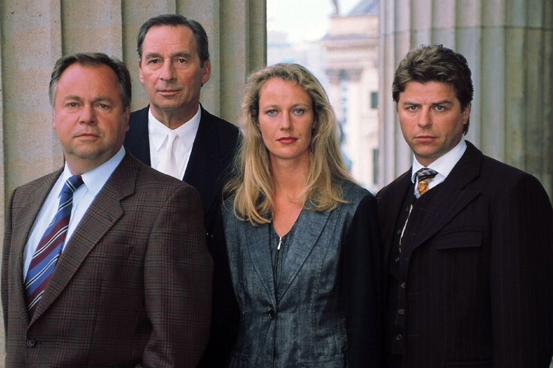 v.li.: Kriminalhauptkommissar Stefan Kehler (Wolfgang Bathke), Oberstaatsanwalt Dr. Gerhart Lotze (Henry van Lyck), Staatsanwältin Charlotte Glaser (Britta Schmeling), Kriminalkommissar Peter Wolniak (Uwe Fellensiek) – Bild: RTL /​ Rolf Baumgartner