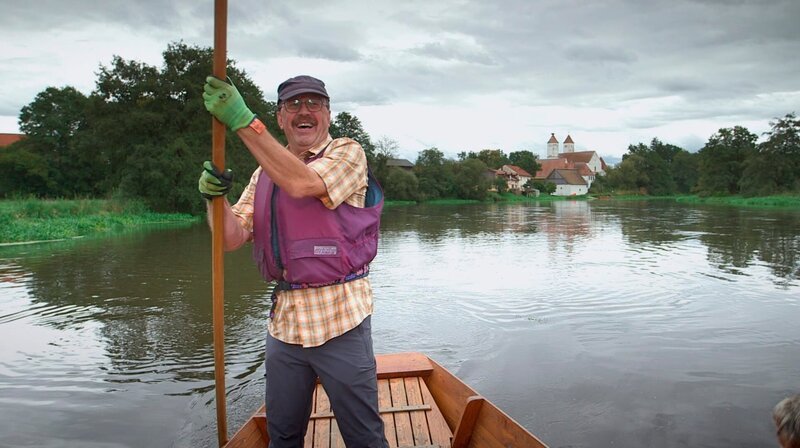 Die Zille, ein historischer Bootstyp auf der Naab, wird von Sepp Weber, einem geprüften Zillner, gefahren. – Bild: BR/​Benedikt Preisinger