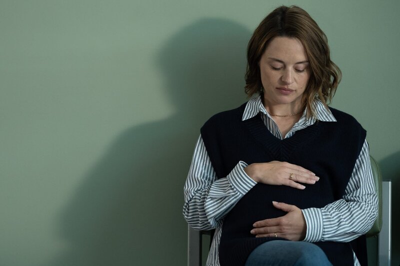 Die hochschwangere Cleo (Zoë Tapper) steht bei Roys Besuch am Krankenbett seiner Exfrau in München fest an seiner Seite. – Bild: Sally Mais /​ ZDF und Sally Mais