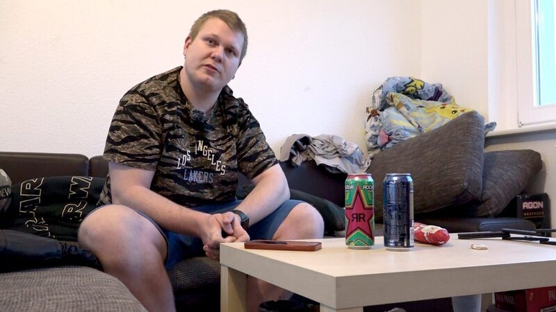 Jean ist frustriert, weil keine Liebe in Sicht ist. Besteht für den 22-Jährigen noch eine Chance auf die große Liebe? – Bild: RTLZWEI