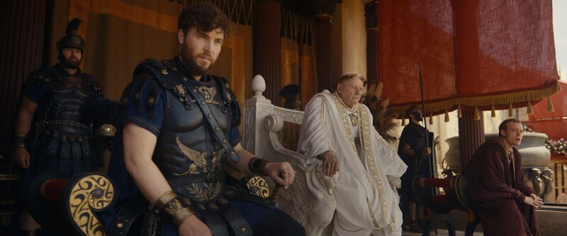v.li.: Titus (Tom Hughes), Emperor Vespasian (Anthony Hopkins) – Bild: PEACOCK