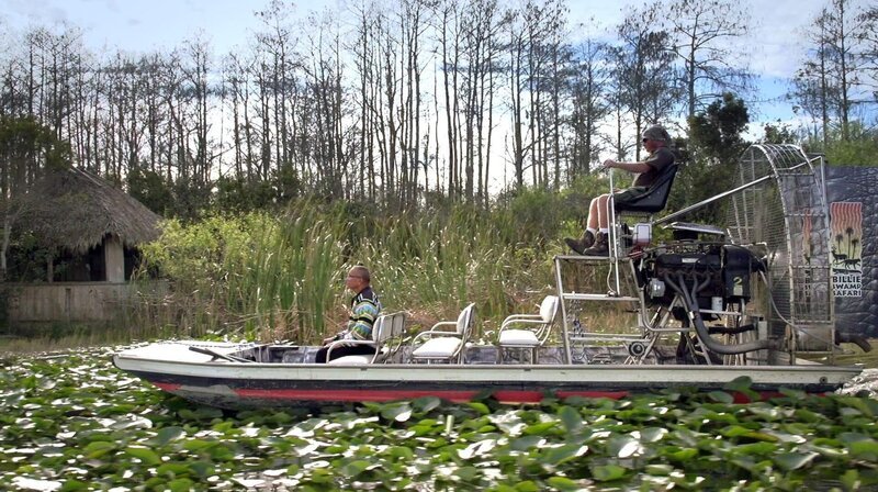 Samuel Tommie, vom Stamm der Seminolen, auf einem Airboat in den Everglades. – Bild: 3sat