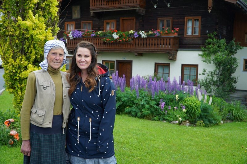 Margarete Emberger alias Friedl Greti (links) und Conny Bürgler (rechts) stehen vor dem Friedlhof während ServusTV’s „Hoagascht – Die Oidbauern“ Friedlhof in Wagrain, Pongau, Salzburg, Österreich am 12. Juni 2024. – Bild: Degn Film / ServusTV / Barbara Meikl Margarete Emberger alias Friedl Greti (links) und Conny Bürgler (rechts) stehen vor dem Friedlhof während ServusTV’s „Hoagascht – Die Oidbauern“ Friedlhof in Wagrain, Pongau, Salzburg, Österreich am 12. Juni 2024. – Bild: Degn Film / ServusTV / Barbara Meikl