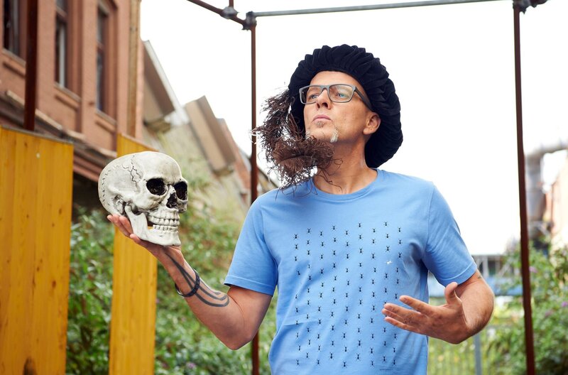 Bei japanischen Termiten haben Biologen homosexuelle Männer-Paare beobachtet. Dieser Männerhaushalt kann den Tieren das Überleben sichern, auch wenn sie freilich keine eigene Kolonie gründen können. Doch wehe in der Nachbarschaft siedeln sich eine neue Kolonie an, dann beginnt ein episches Drama. Thomas D kennt die ganze Geschichte, in Wissen vor acht – Natur. – Bild: ARD/​Melanie Grande