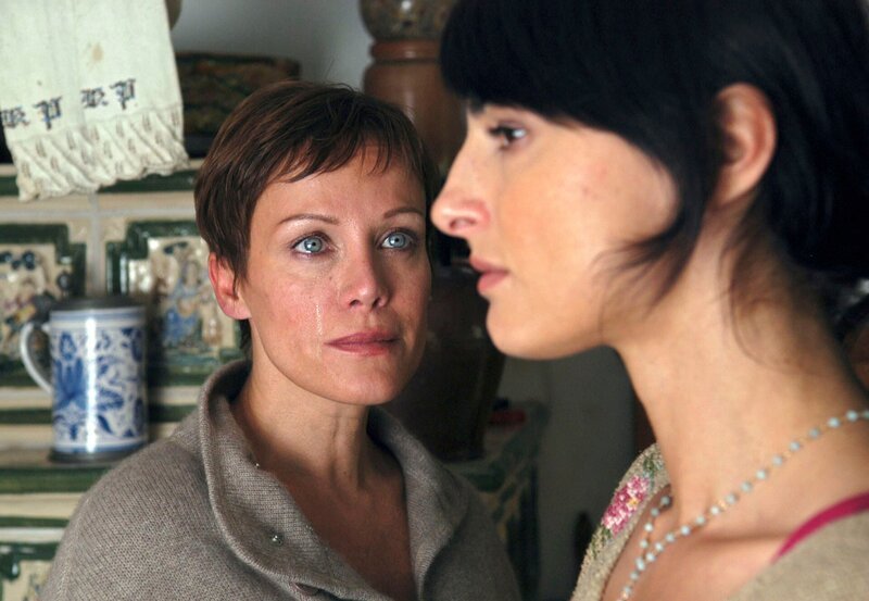 Endlich kommt es zwischen Floriane (Miranda Leonhardt) und ihrer Mutter Regina (Sonja Kirchberger) zu einer Aussprache. – Bild: ARD Degeto/​Elke Werner