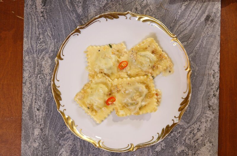 Ravioli mit Karotten und Erbsen von Manuela Olten variiert mit exotischen Kräutern. – Bild: HR