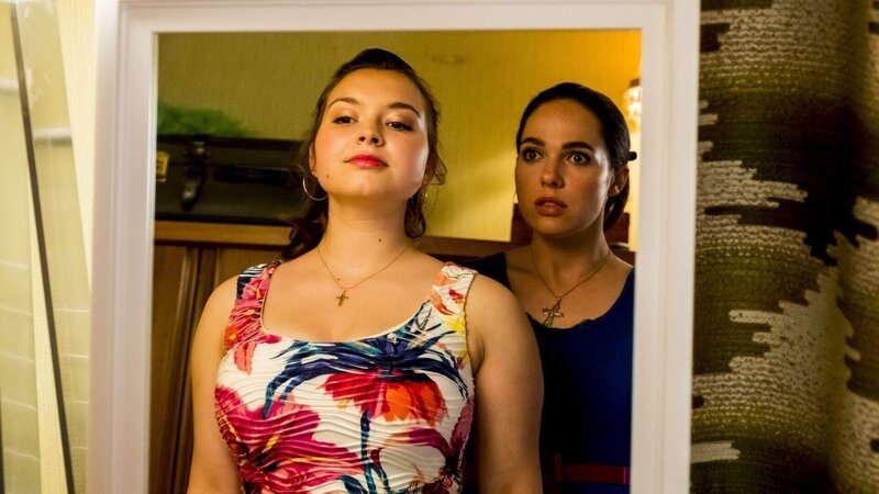 Magda (Verena Altenberger) beäugt skeptisch das Ausgeh-Outfit ihrer kleine Schwester Aga (Alina Konieczny, l.). – Bild: RTL /​ Gordon Muehle