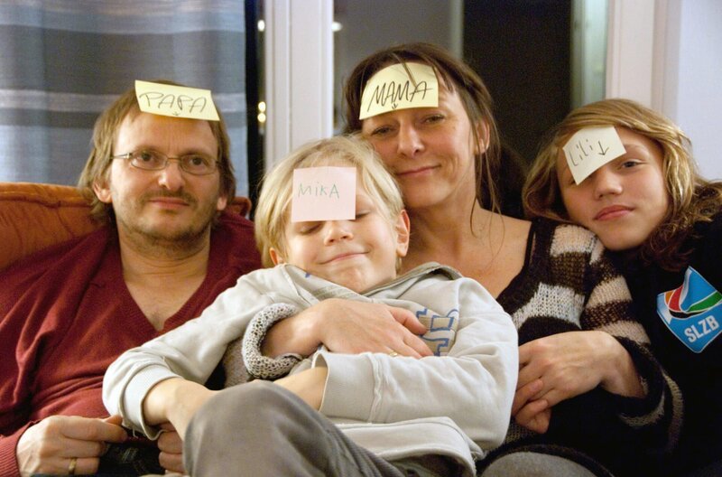 Eine glückliche Familie: Frank Lange (Milan Peschel) mit seiner Ehefrau Simone (Steffi Kühnert) und den beiden Kindern Lilli (Talisa Lilli Lemke) und Mika (Mika Nilson Seidel). – Bild: Pandora Film Eine glückliche Familie: Frank Lange (Milan Peschel) mit seiner Ehefrau Simone (Steffi Kühnert) und den beiden Kindern Lilli (Talisa Lilli Lemke) und Mika (Mika Nilson Seidel). – Bild: Pandora Film