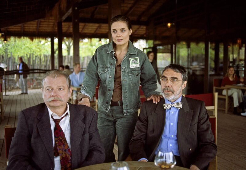 Alles andere als erfreut über die Wahl von Dr. Fährmann zum neuen Zoodirektor ist nicht nur sein Gegenkandidat Dr. Martin Vogel (Dieter Montag, links), auch Dr. Susanne Mertens (Elisabeth Lanz) und Prof. Georg Baumgart (Gunter Schoß) sind sehr enttäuscht. – Bild: BR/​ARD/​Christa Köfer