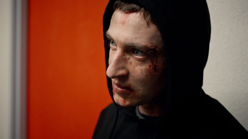 Oscar (Elias Hauter) wurde angegriffen. – Bild: WDR/​SILEX FILMS – PICTANOVO