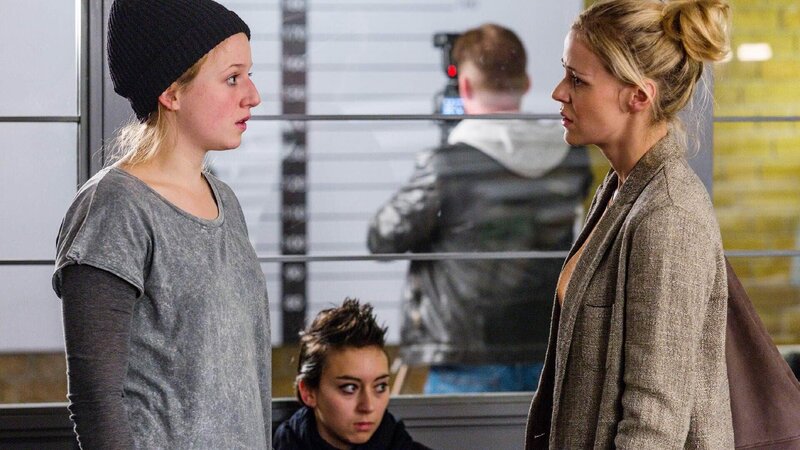 Karin (Jessica Ginkel, r.) kommt auf das Polizeirevier, um Schülerin Anne (Henriette Nagel) auszulösen – Stefan hingegen lässt sie auf der Wache. – Bild: TVNOW /​ Frank Dicks /​ Sony Pictures FFP
