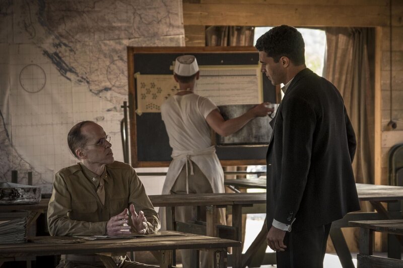 Lt. Colonel Korn (Kevin J. O’Connor, l.); Yossarian (Christopher Abbott, r.) – Bild: Hulu