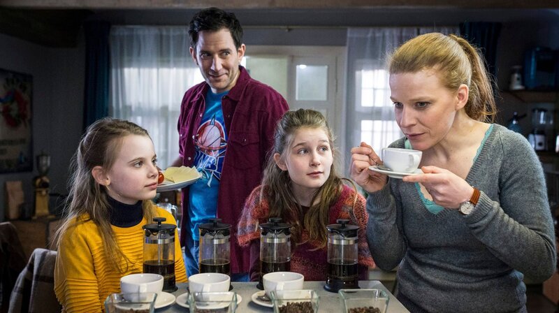 Maja (Annika Martens, rechts) probiert in der Kontor-Küche neue Kaffeesorten. Alice (Emilia Flint, links), Mia (Marleen Quentin) und Sam (Ole Eisfeld) schauen zu und staunen. – Bild: NDR/​Boris Laewen